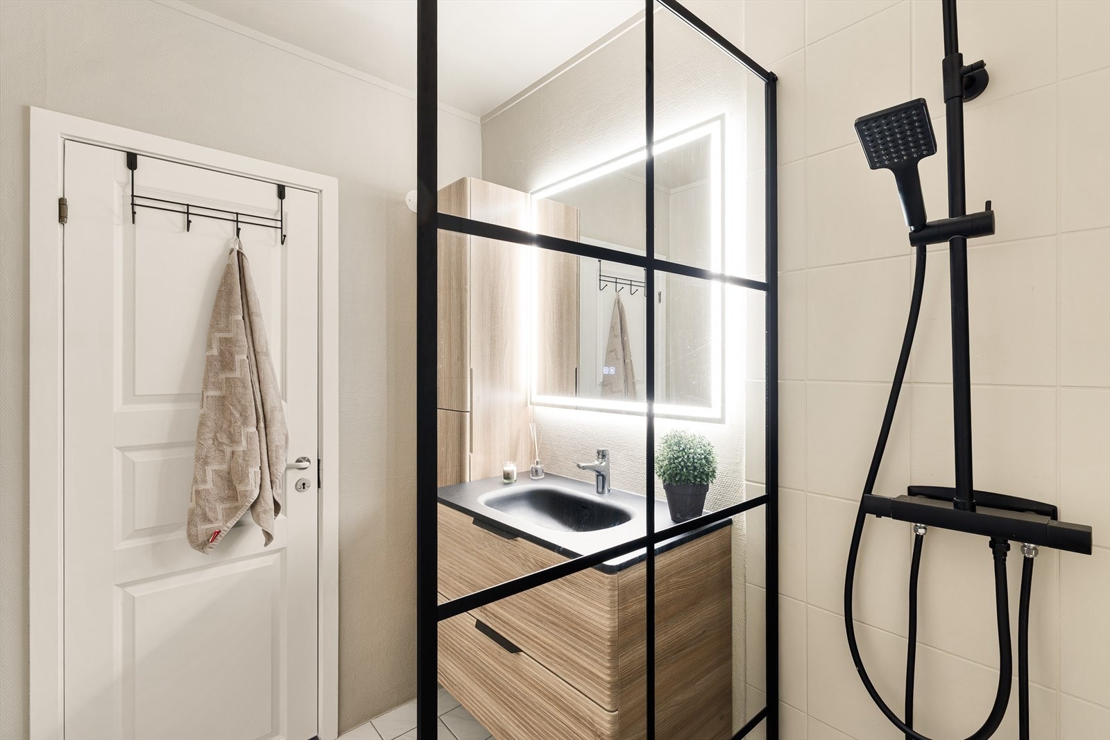 Badet fikk ny baderomsinnredning og ble malt med våtromsmaling i 2025. Galleribilde