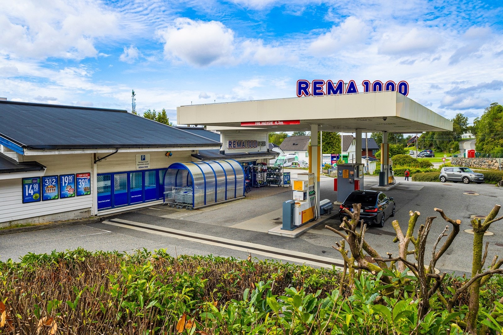 Her har en kort avstand til alt man trenger i hverdagen. Rema 1000 er nærmeste dagligvarebutikk kun ca. 4 min gange unna. Galleribilde