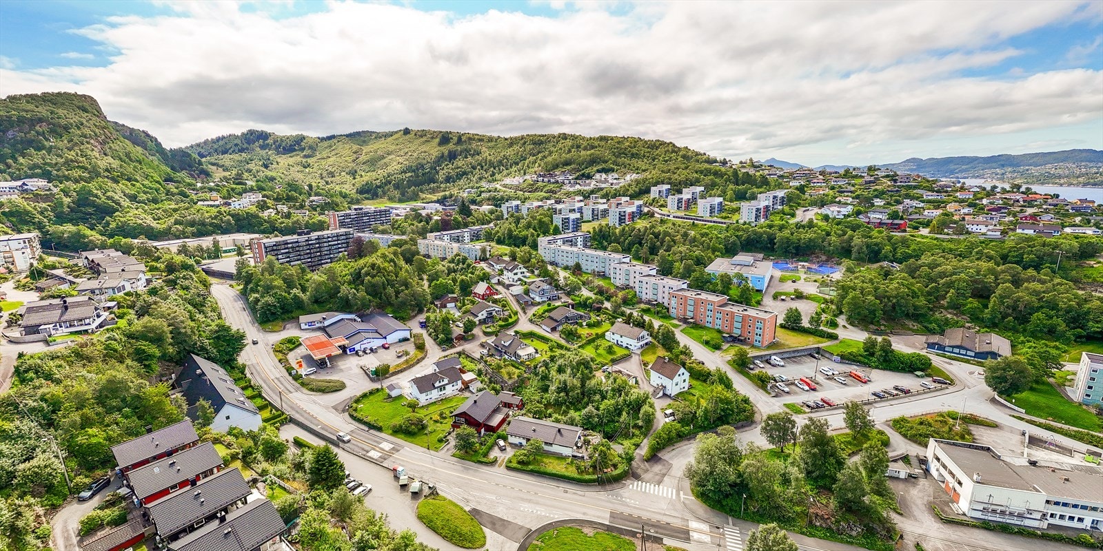 Nærhet til barnehage og skole, dagligvareforretning, legesenter, treningssenter, tannlege og fysioterapi samt de fleste servicetilbud i Åsane Storsenter, Arken, Horisont, Gullgruven m.m. Galleribilde