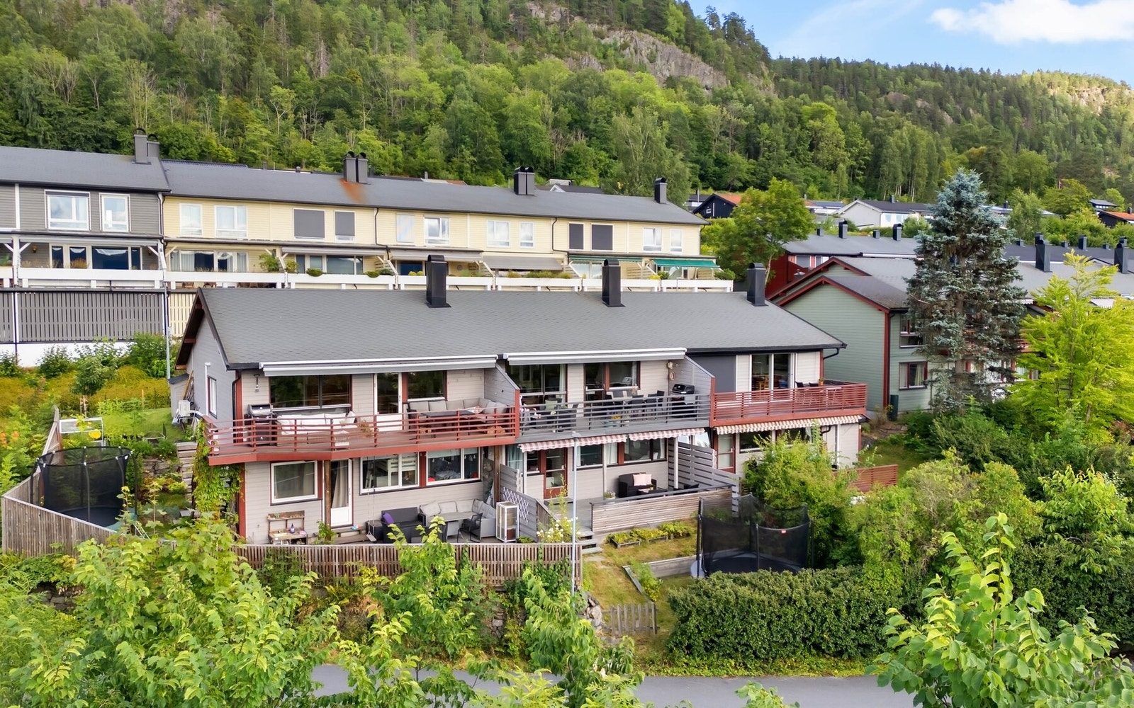Her bor du i et veletablert og barnevennlig boligområde, samtidig som du har kort vei til det meste du trenger i hverdagen. Galleribilde