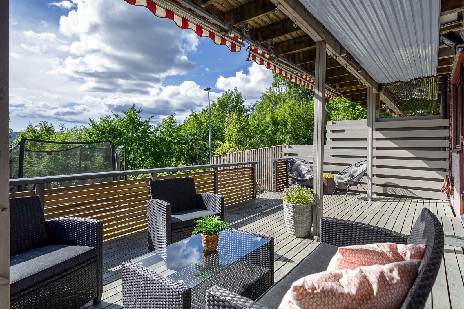 Fra hovedsoverommet er det tilgang til en koselig overbygget terrasse, samt boligens hagedel. Galleribilde