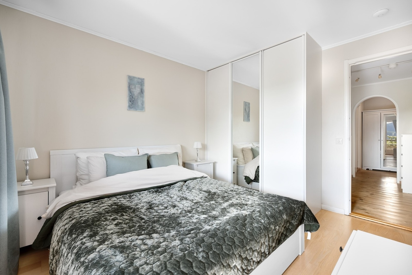 Hovedsoverom med plassbygget stort garderobeskap. Galleribilde