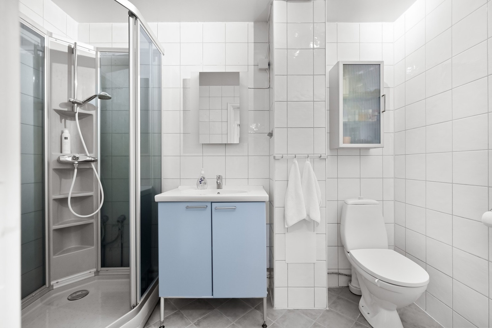 Badet i underetasjen har flislagt gulv med varmekabler og flislagte vegger. Galleribilde