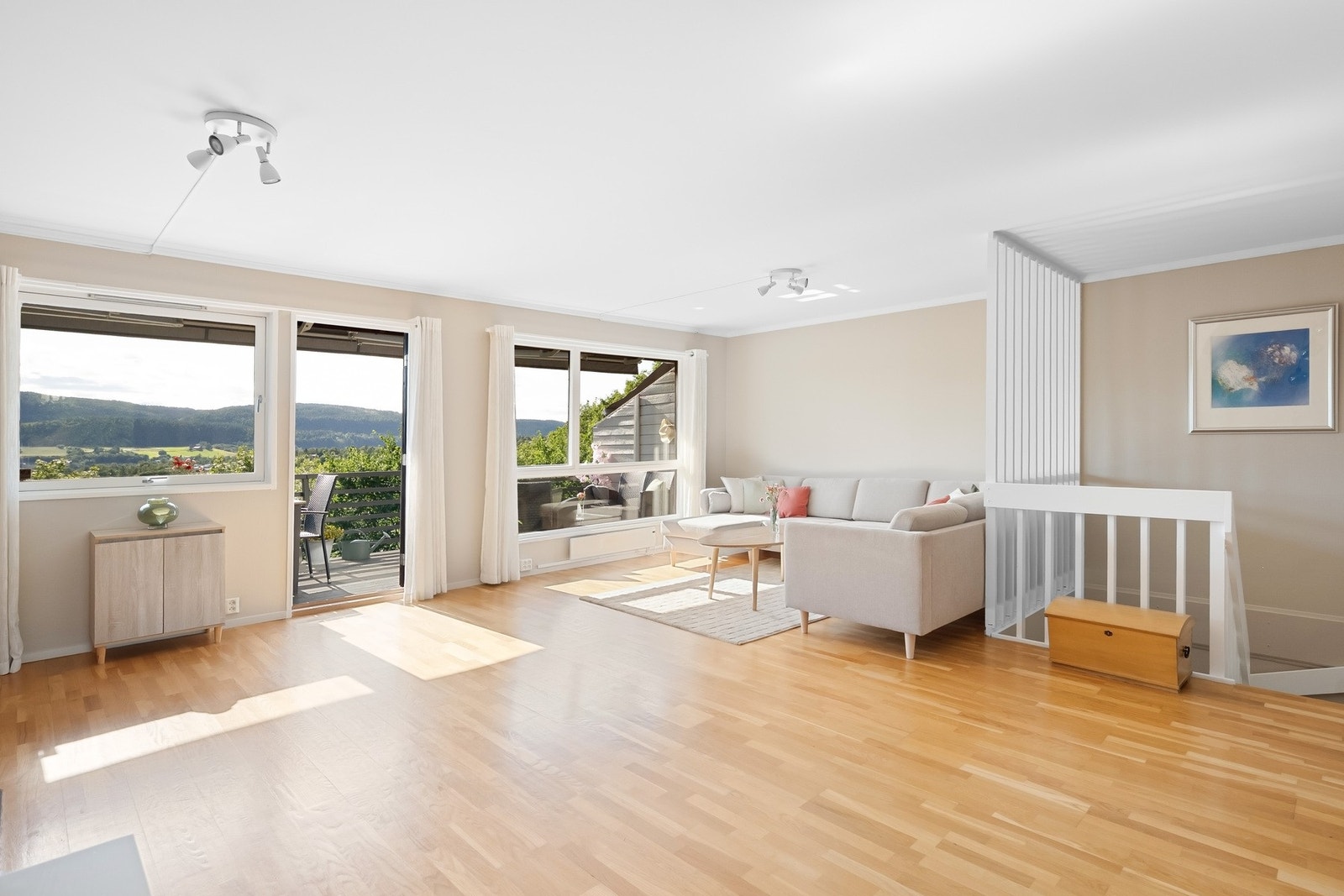 Her er det god plass til både sofagruppe, spisebord og tilhørende møblement. Galleribilde