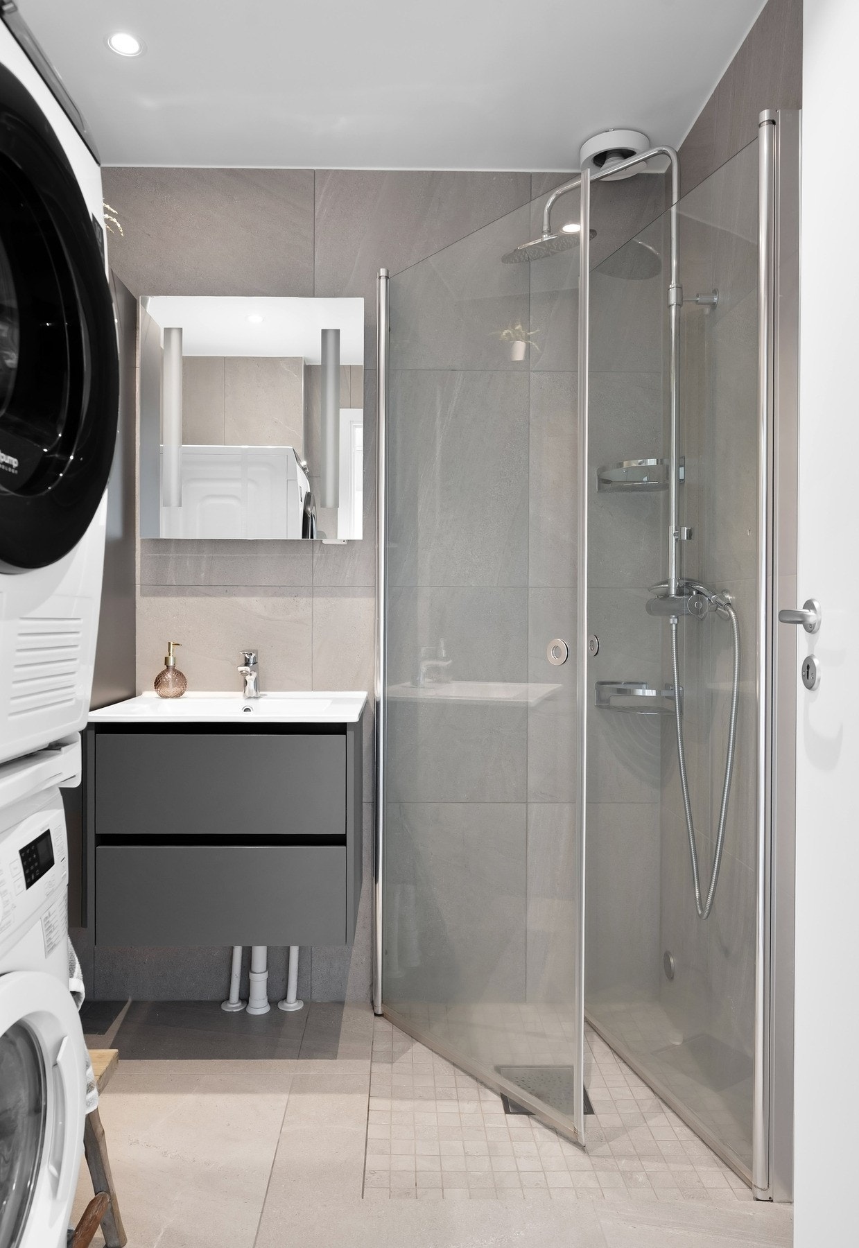 Badet i hovedetasjen ble totalrenovert i 2022 og har flislagt gulv med varmekabler og flislagte vegger. Galleribilde