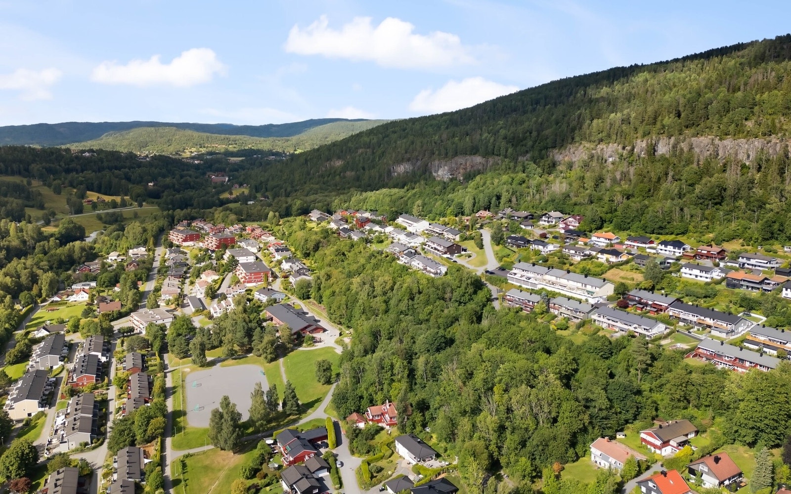 Her bor du med kort vei til at du trenger av servicetilbud, skoler, barnehager og offentlig transport. Galleribilde