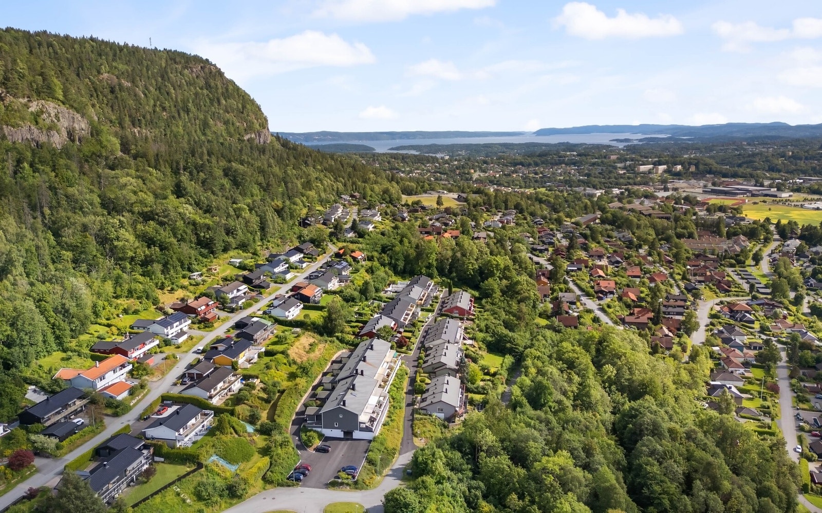Det er mange flotte tur- og rekreasjonsmuligheter i nærområdet. Fra boligen er det blant annet kort vei til Kolsåstoppen, som er et yndet turområde for små og store. Galleribilde