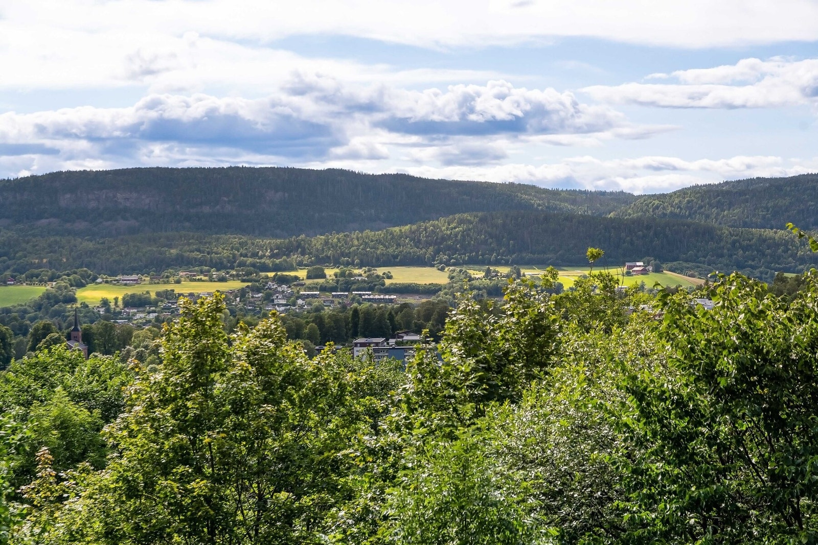 Uteplassen byr på flott utsikt over nærområdet og gode solforhold utover ettermiddagen og kvelden. Galleribilde