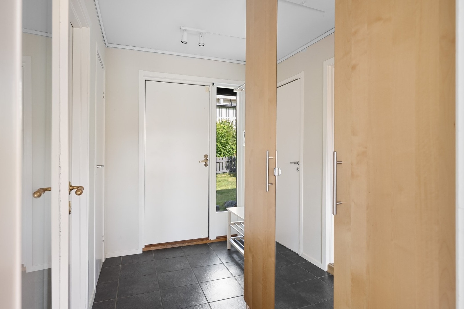 Boligens entré er git et godt førsteinntrykk av boligen. Her er det også plass til et garderobeskap. Galleribilde
