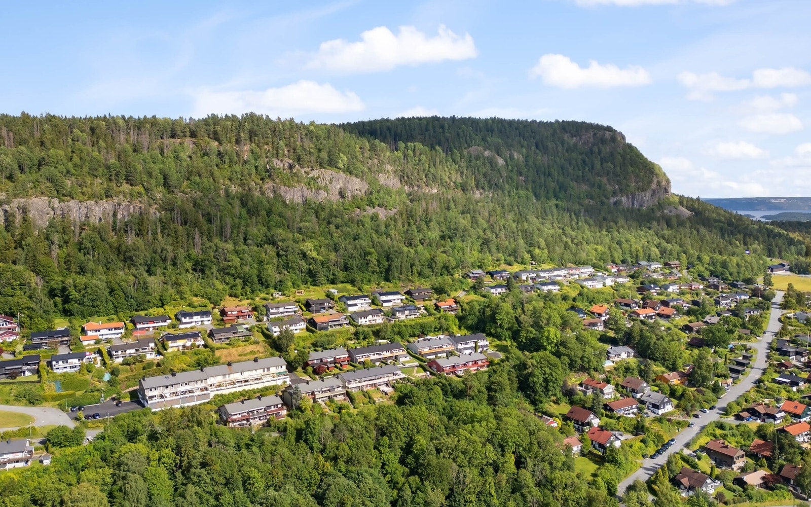 Boligen ligger i et attraktivt og barnevennlig boligområde på Løkenhavna i Bærum. Boligområdet er meget etablert og stille, uten gjennomgangstrafikk. Galleribilde