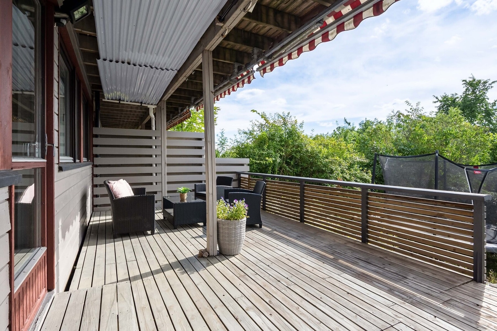 Terrassen er på ca. 25 kvm og vender mot vest. Her er det god plass til både spisegruppe, loungemøbler, grill og beplantning. Galleribilde