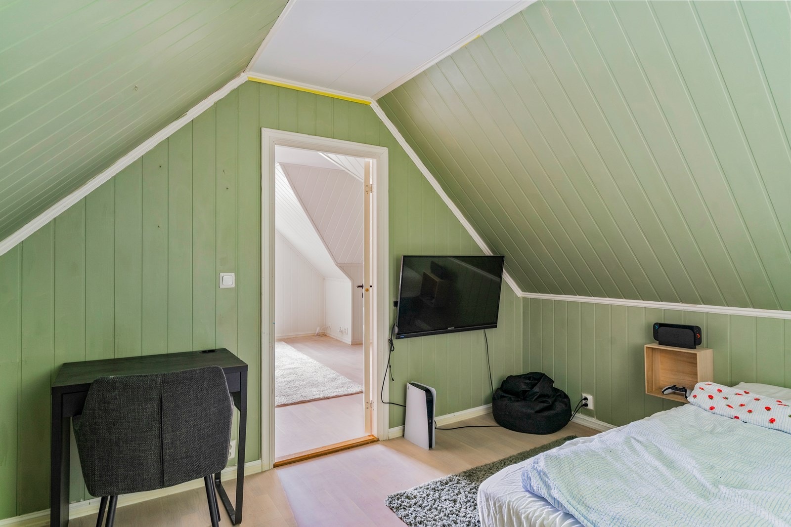Rikelig med plass til dobeltseng, garderobe og øvrige småmøbler! Galleribilde