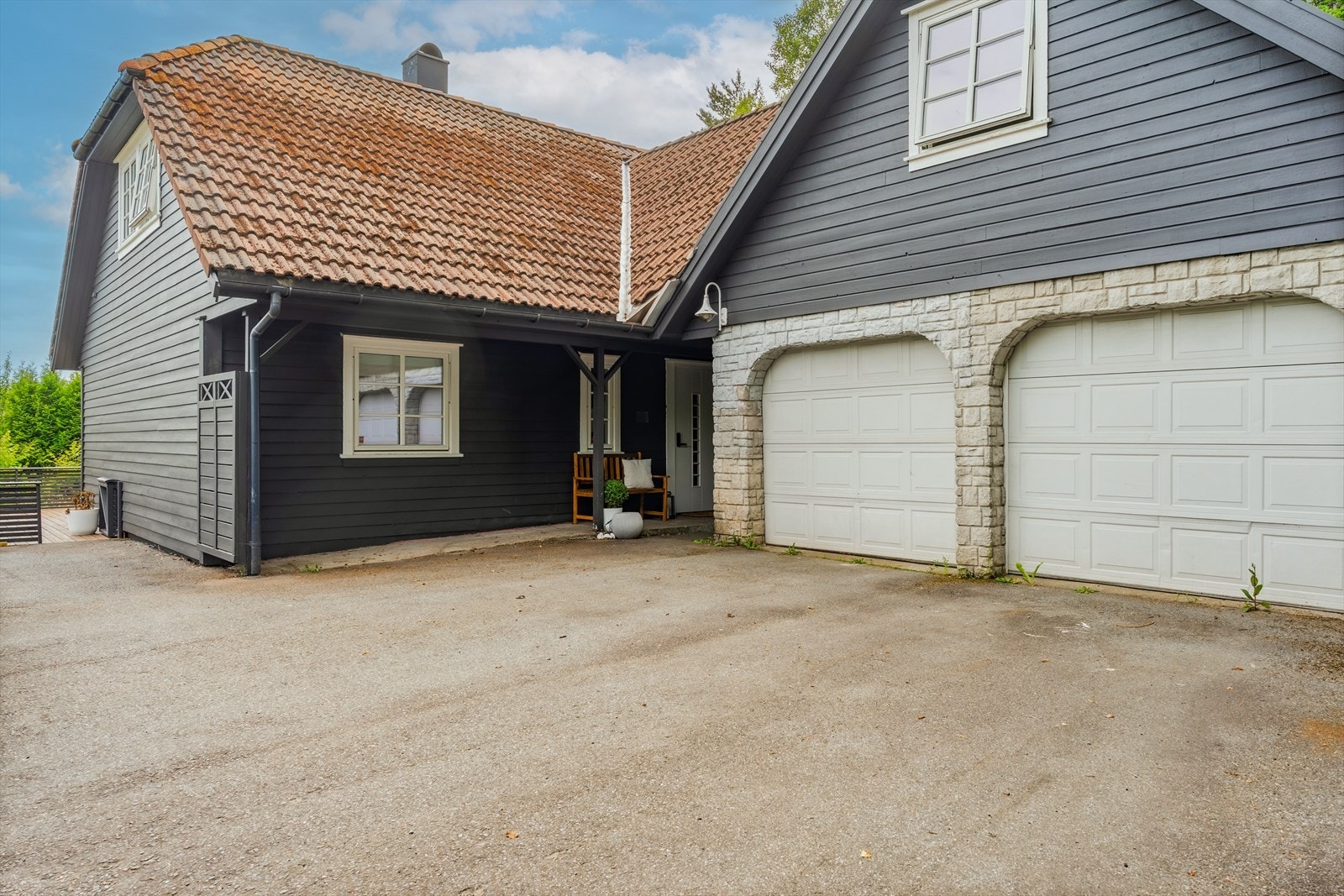 Boligen har garasje samt gode parkeringsmuligheter på egen tomt, med plass til flere biler. Galleribilde