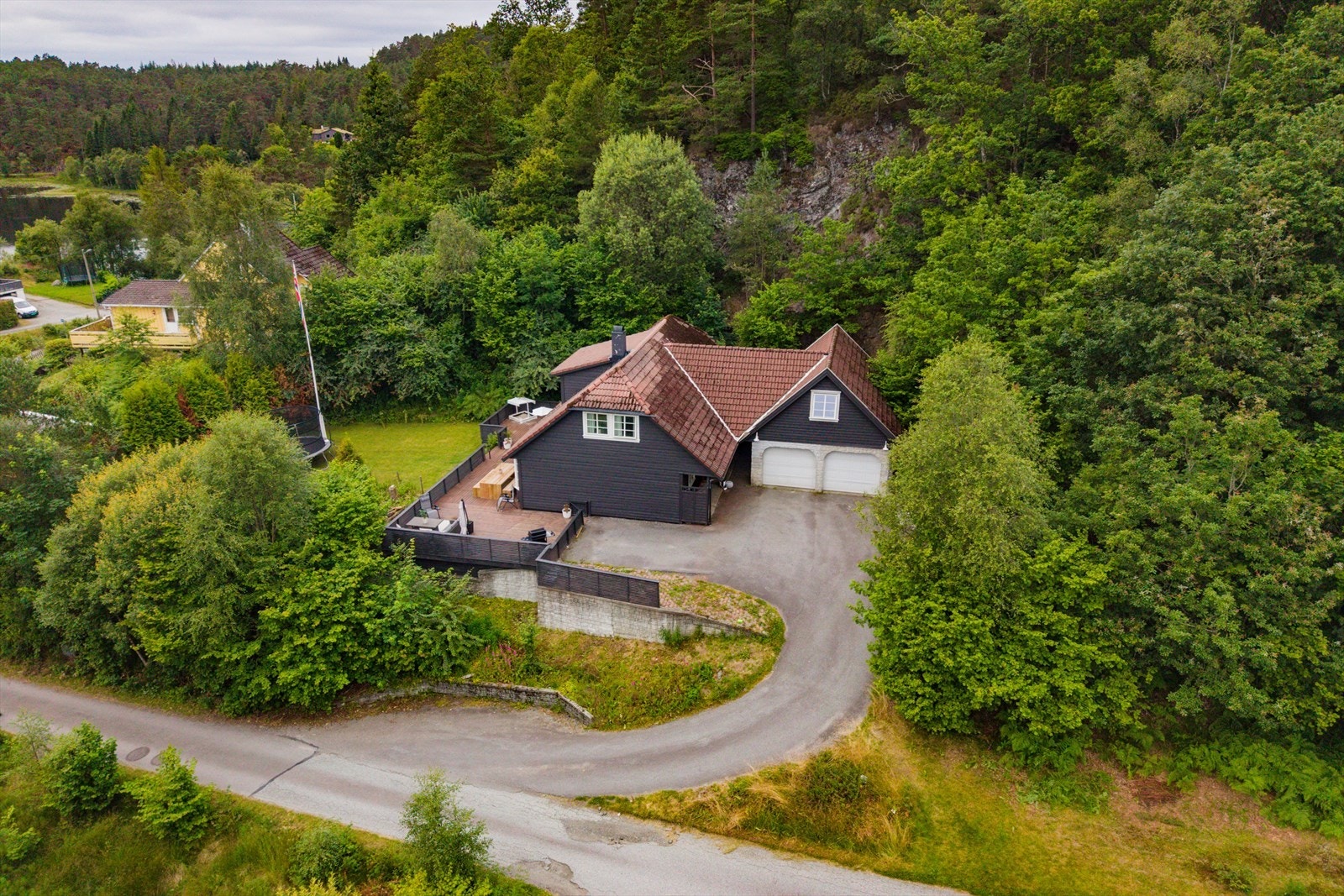 Boligen ligger i et etablert og familievennlig boligområde med en rolig plassering høyt i terrenget. Galleribilde