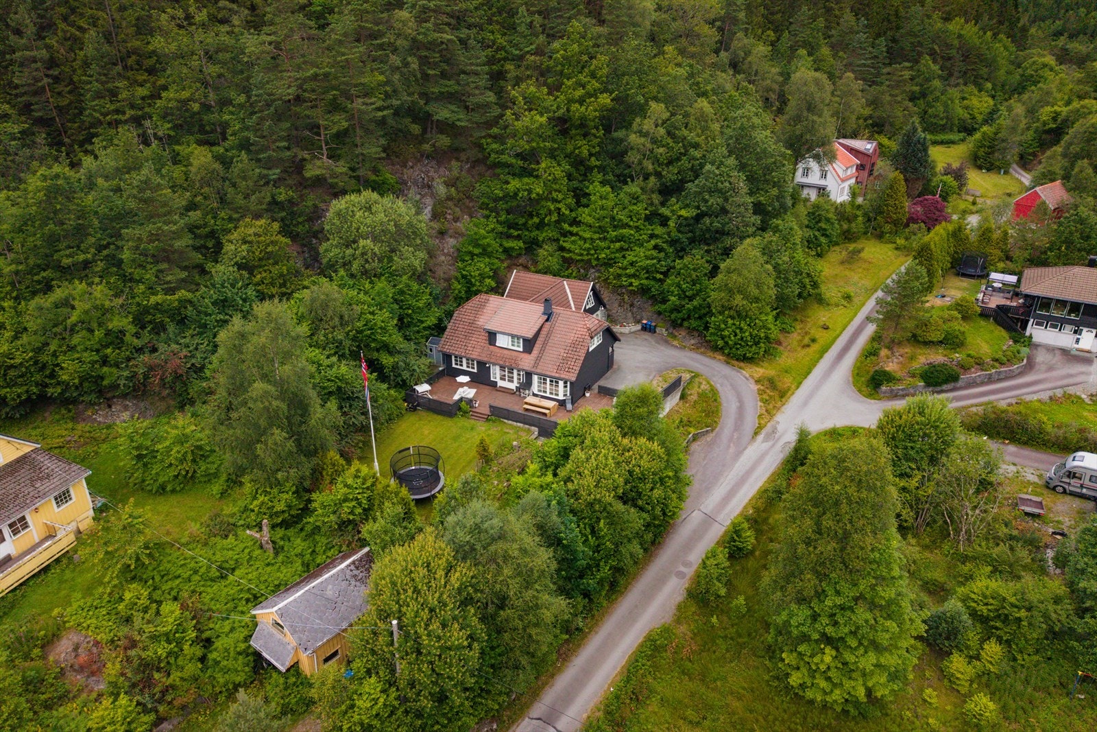 Det er kort avstand til både skole og barnehage, og kollektivtransport i nærområdet gjør det enkelt å komme seg til både ungdomsskole og videregående. Galleribilde