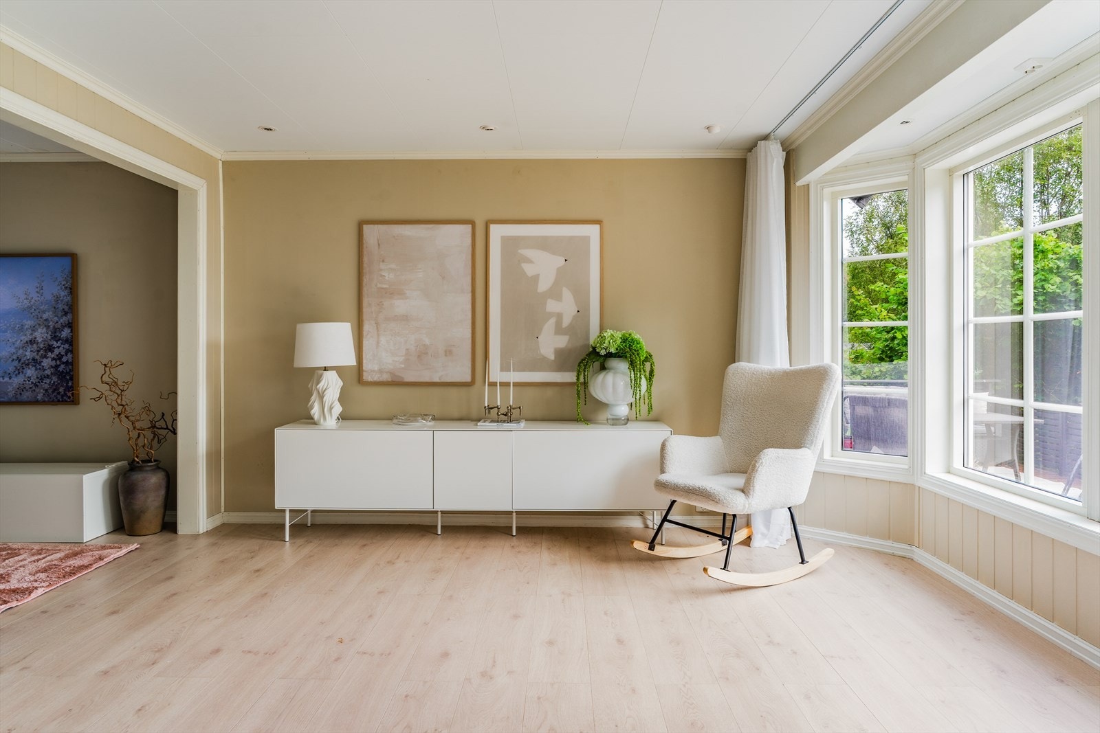 De store vindusflatene slipper inn rikelig med dagslys. Galleribilde