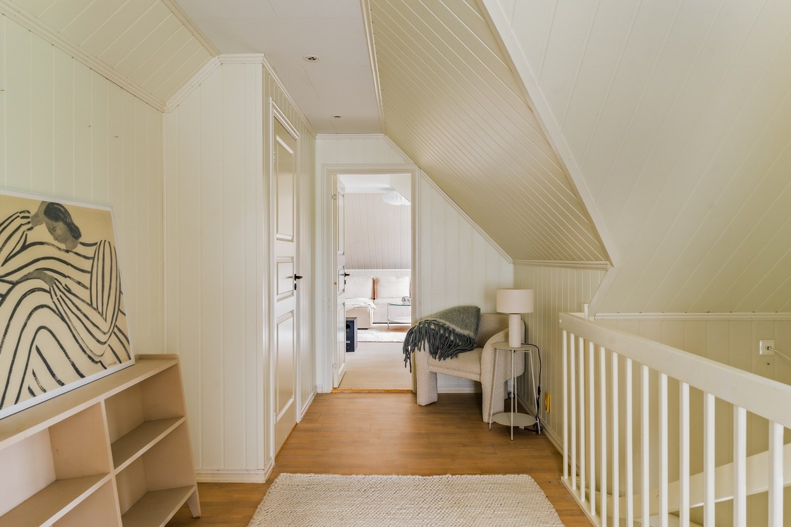 Boligen har en gjennomgående pen standard med parkett, laminat og fliser på gulvene. Galleribilde