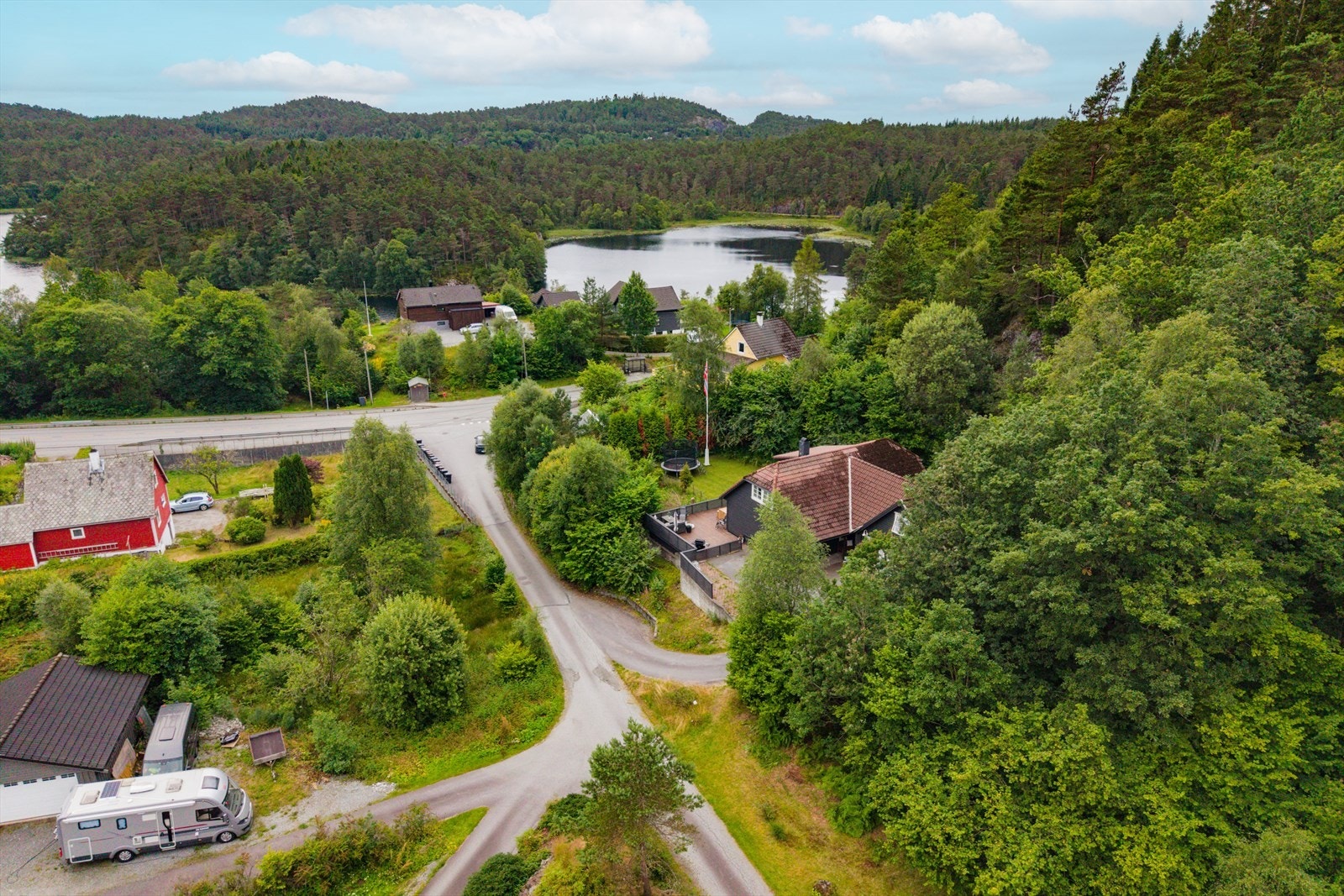For den friluftsinteresserte finnes flere turstier og grønne rekreasjonsområder i umiddelbar nærhet, noe som gir gode muligheter for aktiviteter året rundt. Galleribilde
