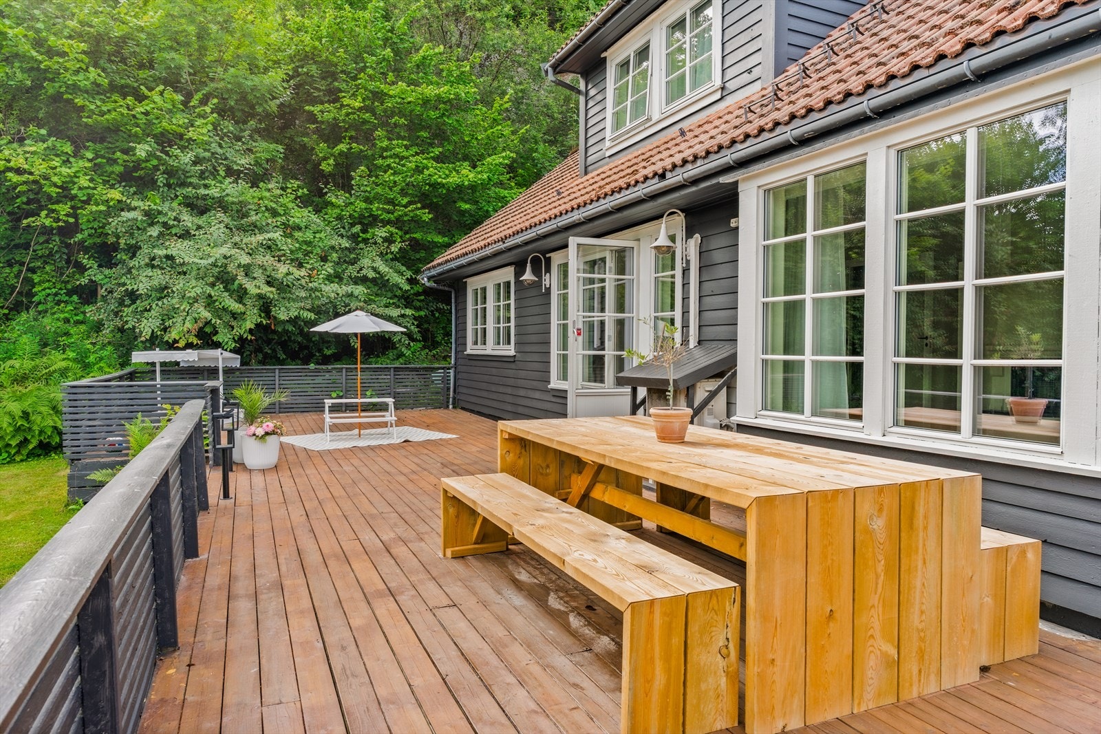 Dette er en innholdsrik og flott familiebolig over to plan, med gode uteområder og flotte grøntarealer som skaper en trivelig ramme rundt boligen. Galleribilde