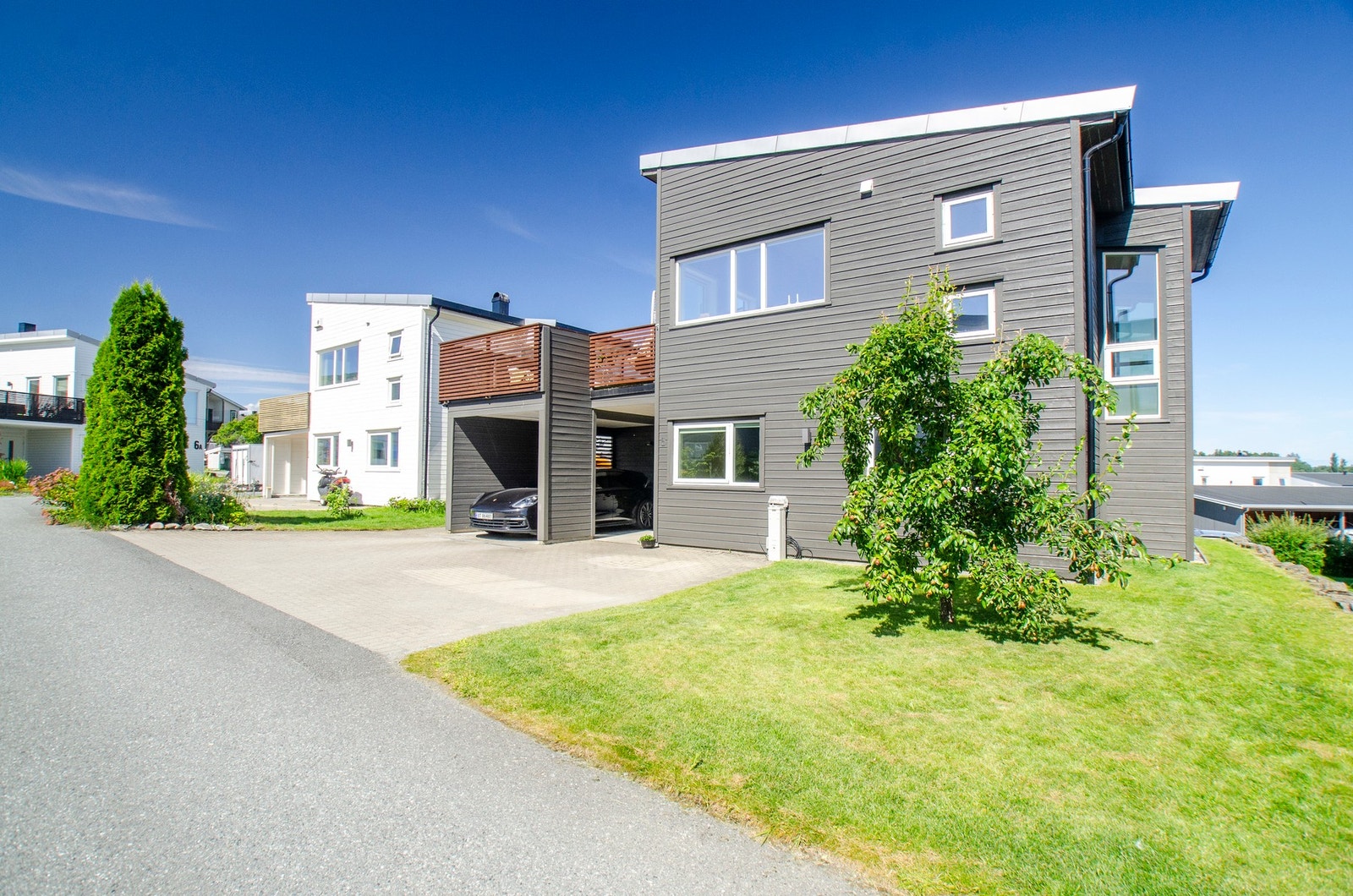 Hage som går rundt boligen. Galleribilde