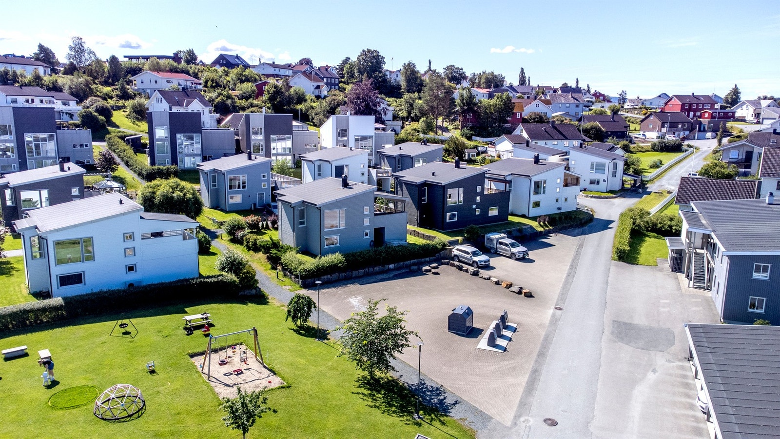 Pent opparbeidet lekeplass i umiddelbar nærhet til boligen. Det er også svært kort og trygg vei til skole og barnehage. Galleribilde
