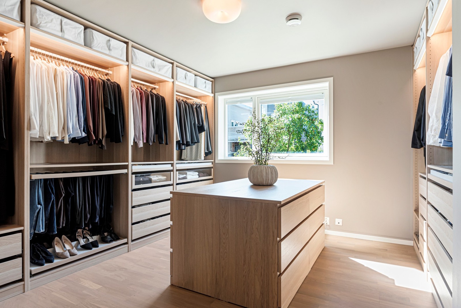 Et av soverommene er idag brukt som walk-in-closet. Dette er selvfølgelig et godkjent soverom. Galleribilde