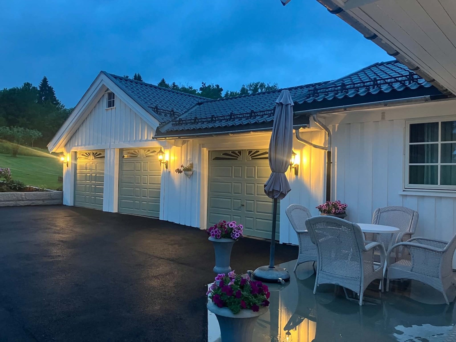 Stor garasje med tre biloppstillingsplasser og praktiske boder. Galleribilde