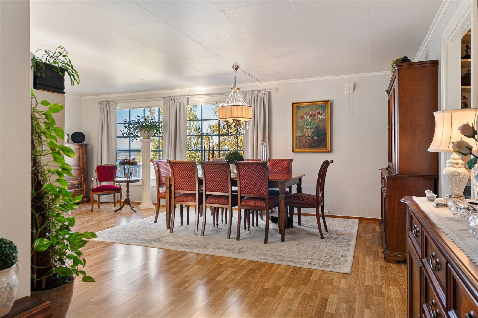 Romslig spisestue med plass til hele familien. Galleribilde