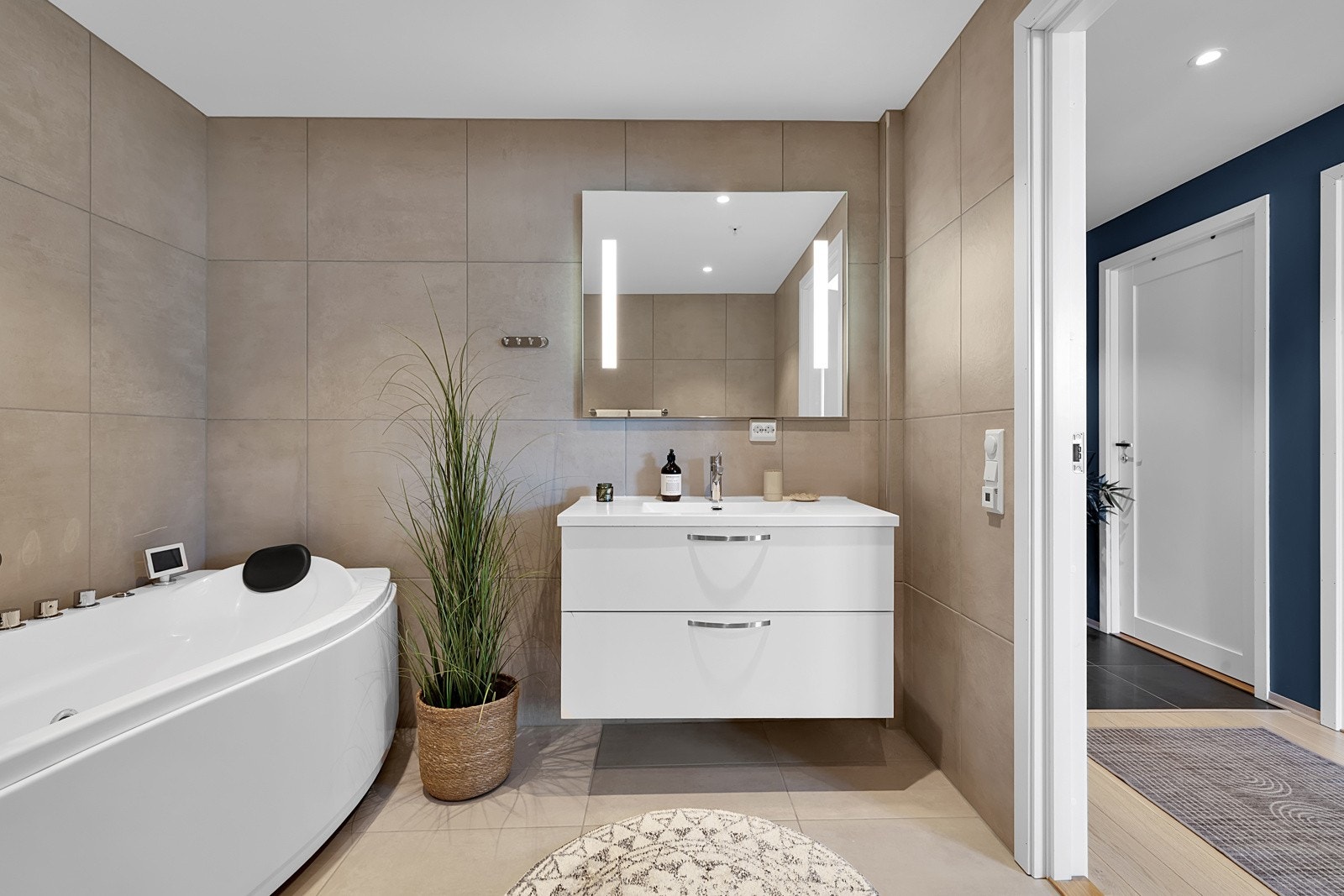 Badet er pent og praktisk med både badekar og dusj Galleribilde