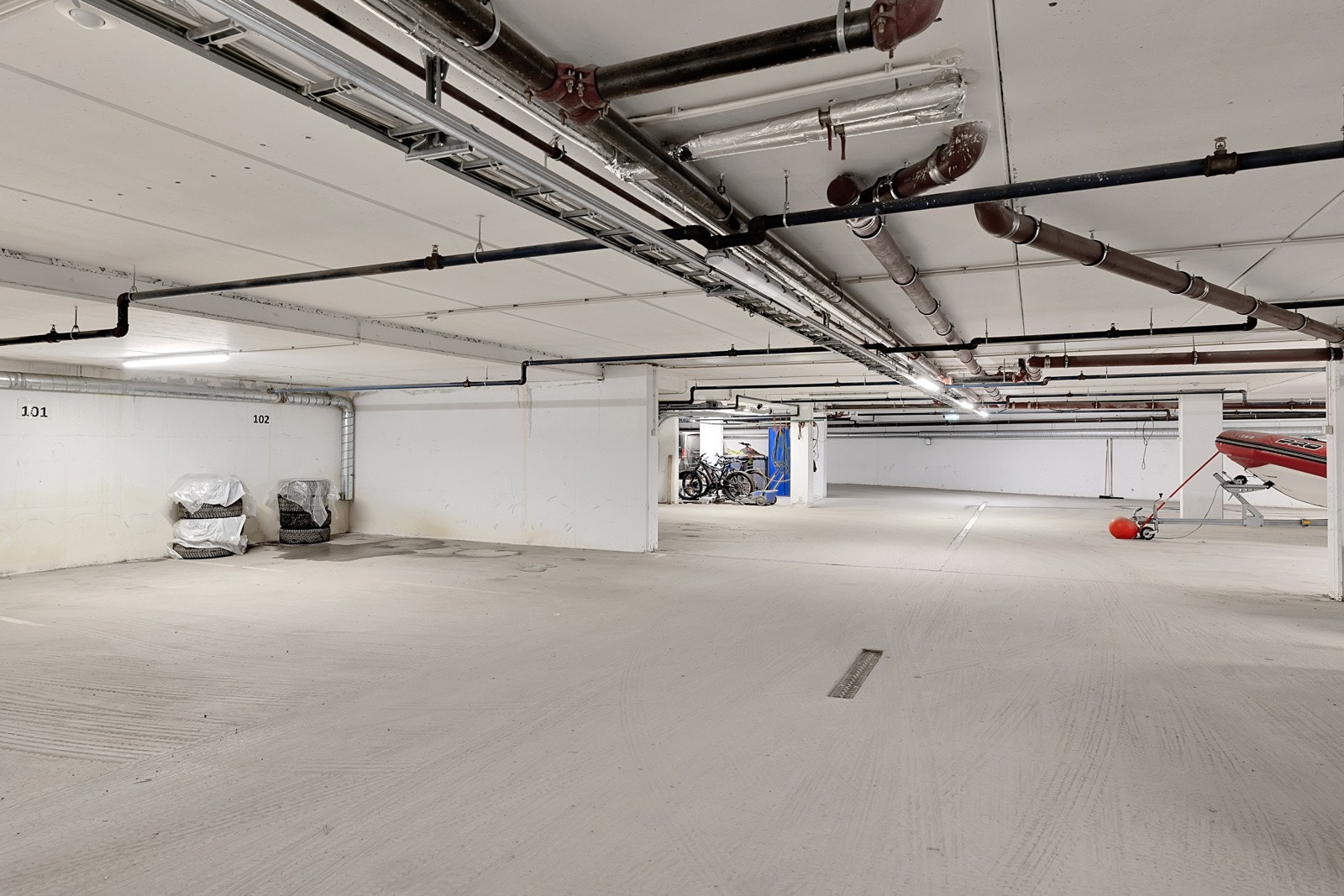 Til leilighetne er det fast plass i garasjeanlegg under bygget Galleribilde