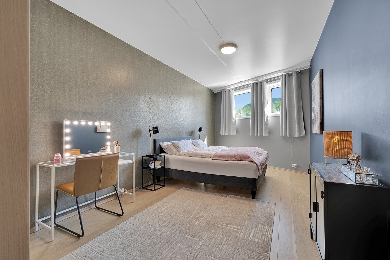 Her er det rikelig med plass til dobbeltseng, garderobe og annet møblement Galleribilde