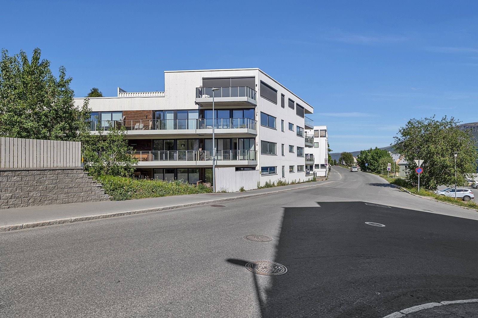 Boligen ligger på Mellomvegen i øvre del av Tromsø sentrum Galleribilde