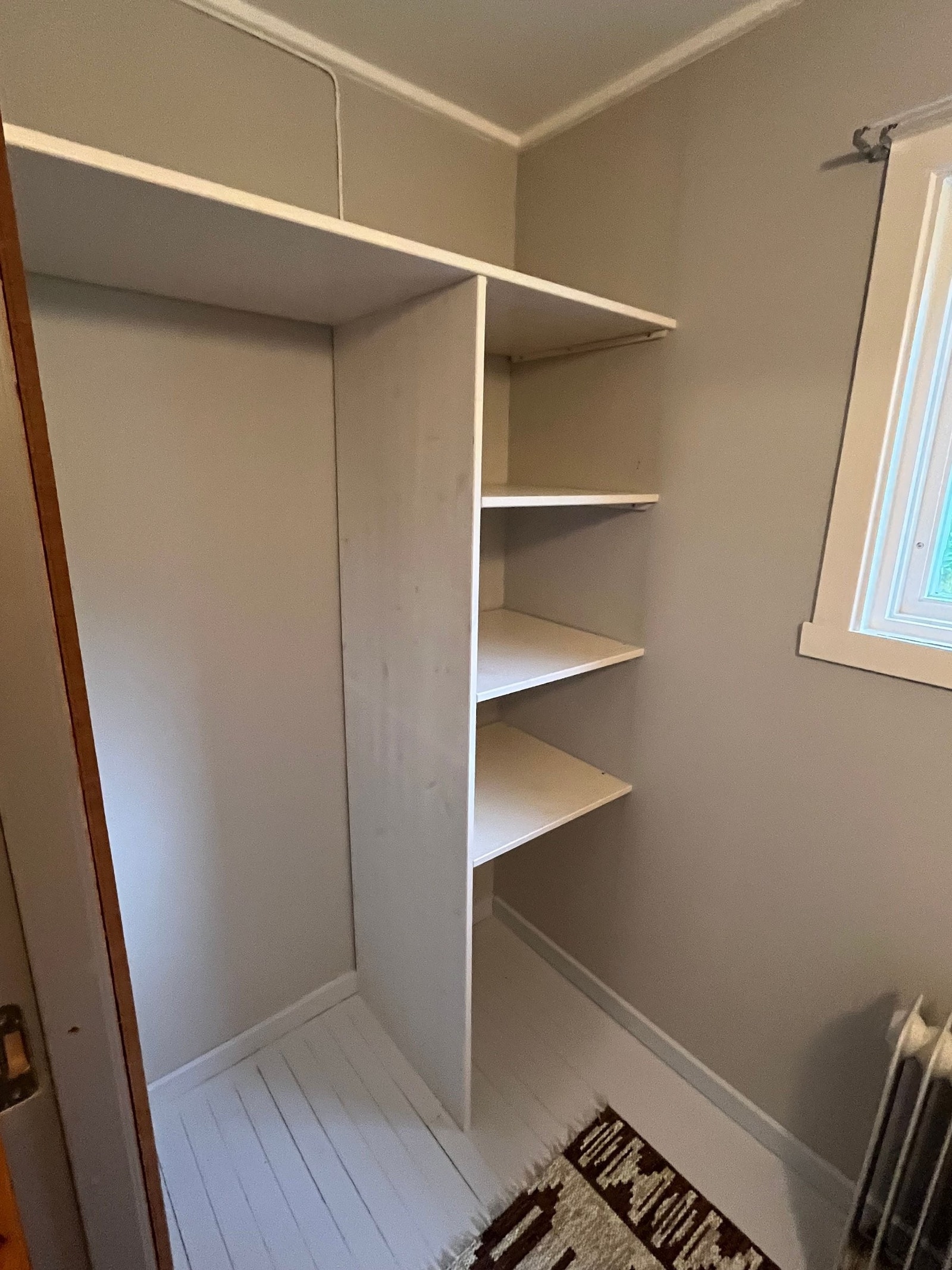 Spiskammers med oppbevaringshyller og plass til kombiskap. Galleribilde
