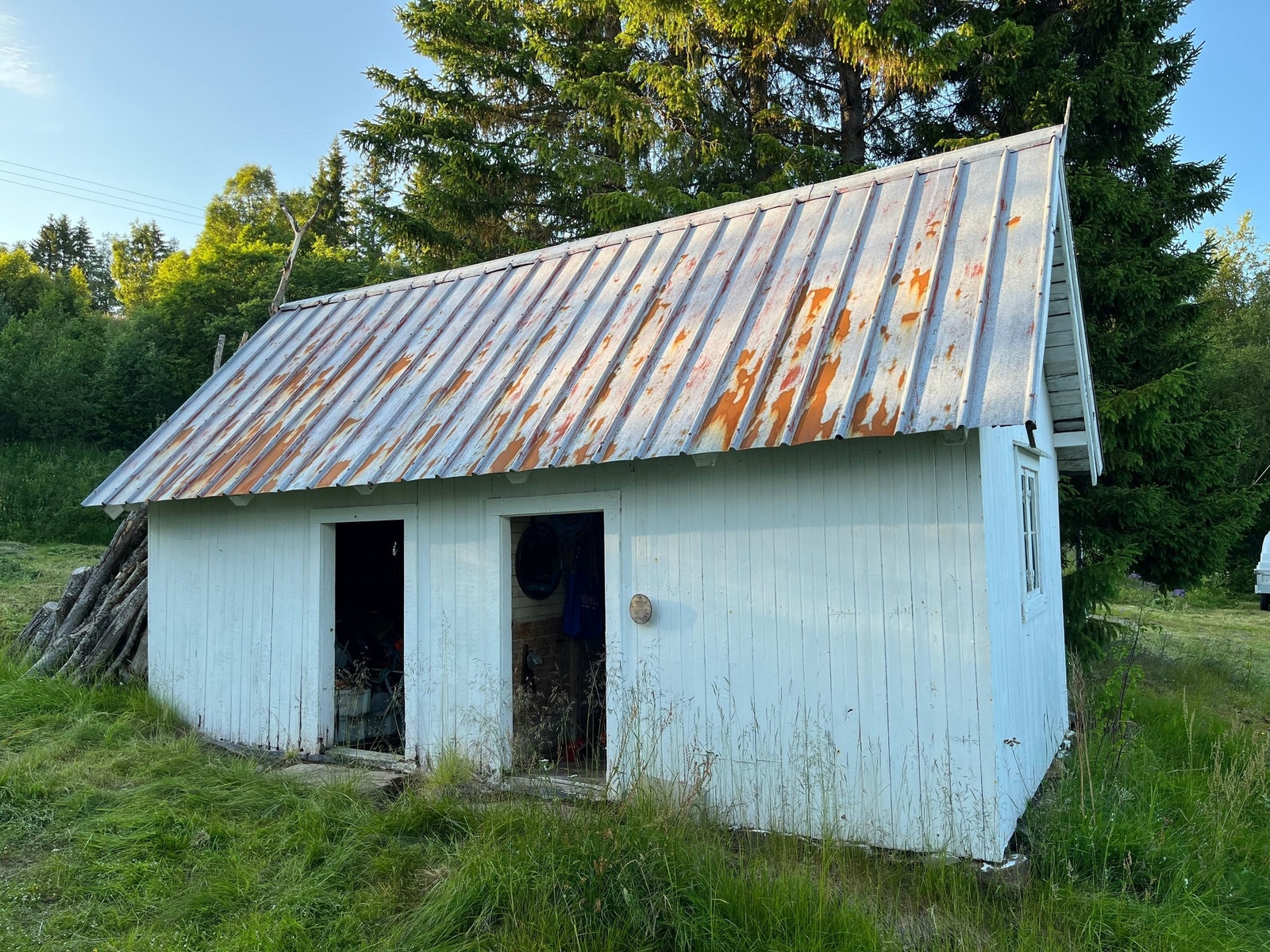 Anneks med vedsjå i bakkant, og bu med oppbevaringsrom med loft i fremre del. Galleribilde
