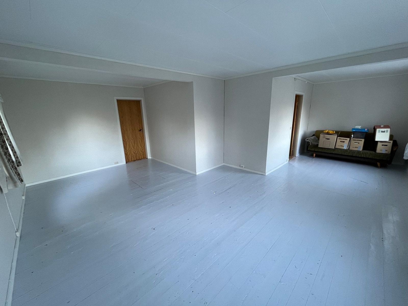 Stor stue med to innganger. Galleribilde