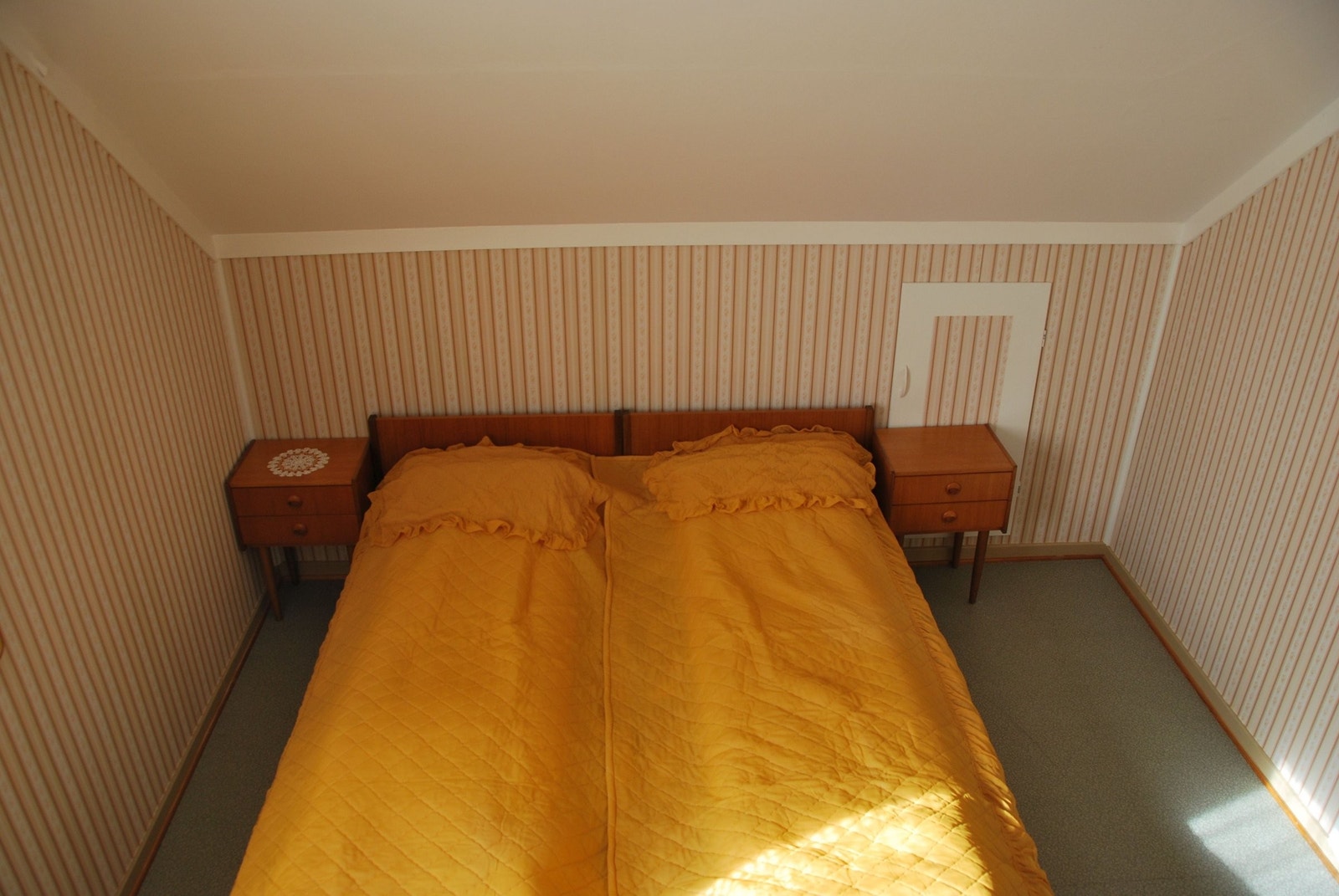 Soverom 3, "Sørloftet", med plass til to senger, kott i knevegg. Galleribilde