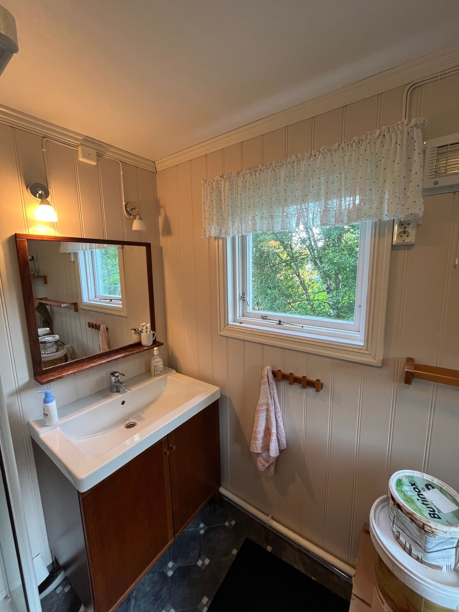 Badet har to vinduer, mot sør og mot vest. Galleribilde