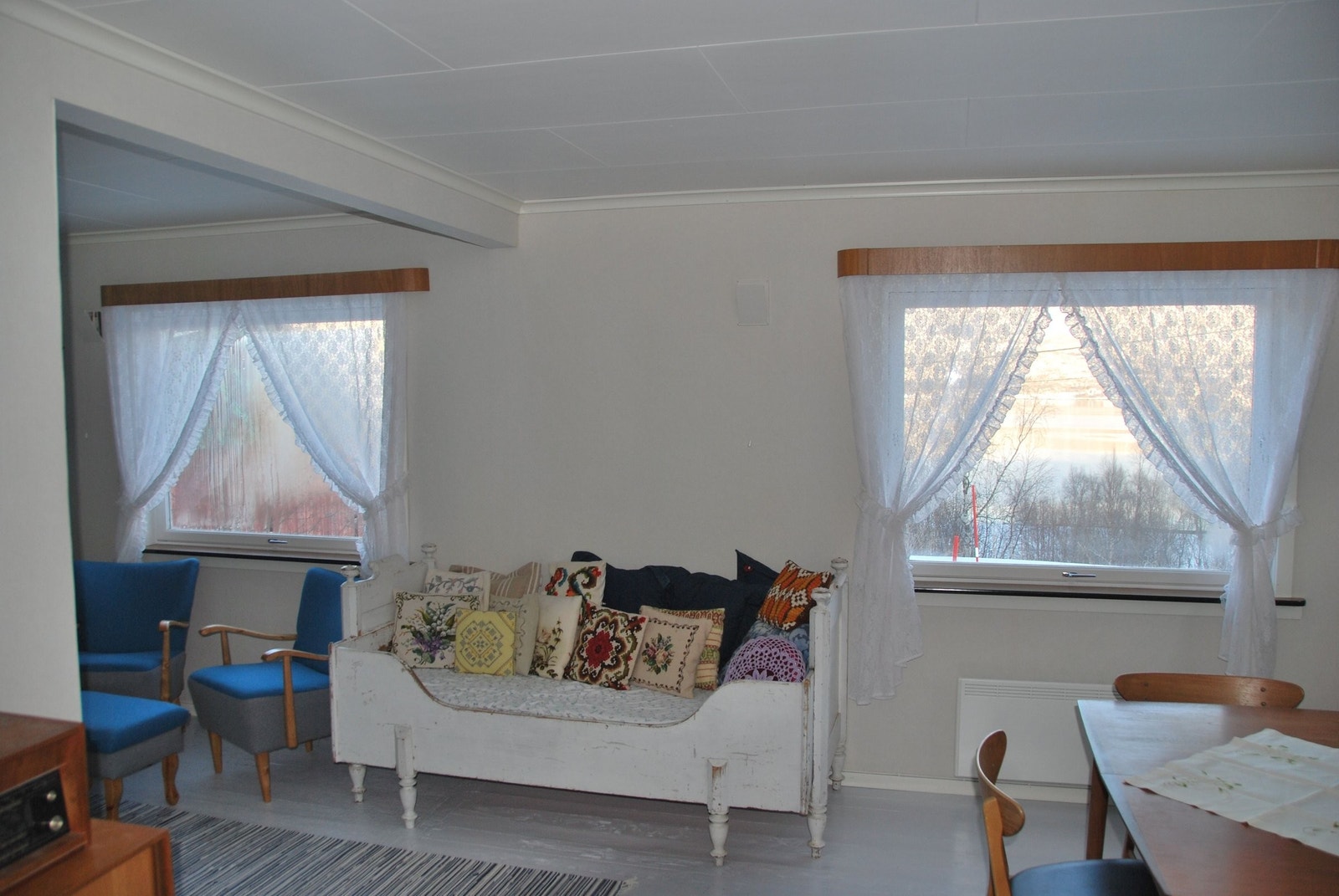 Fronten av stuen har to store vinduer med flott utsikt mot Dyrøysundet. Galleribilde