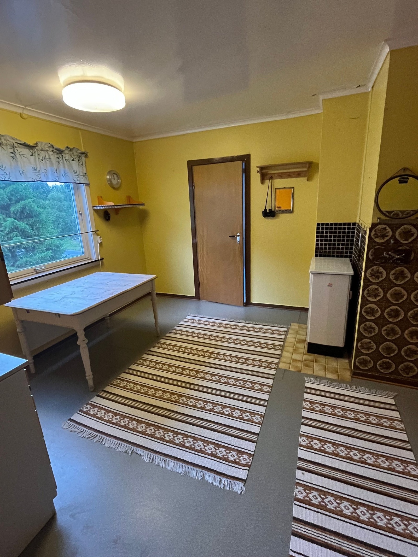 Kjøkken med dør inn til stua. Galleribilde