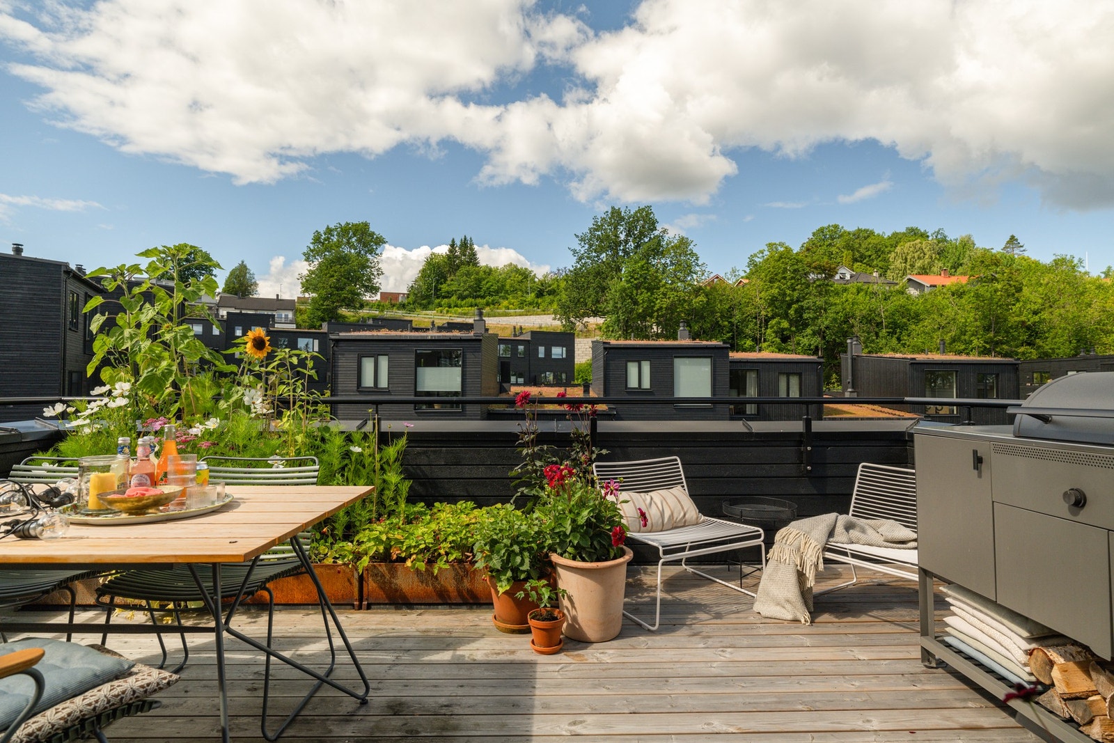 Her har du en stor, flott og solrik takterrasse på ca. 19 m². Galleribilde