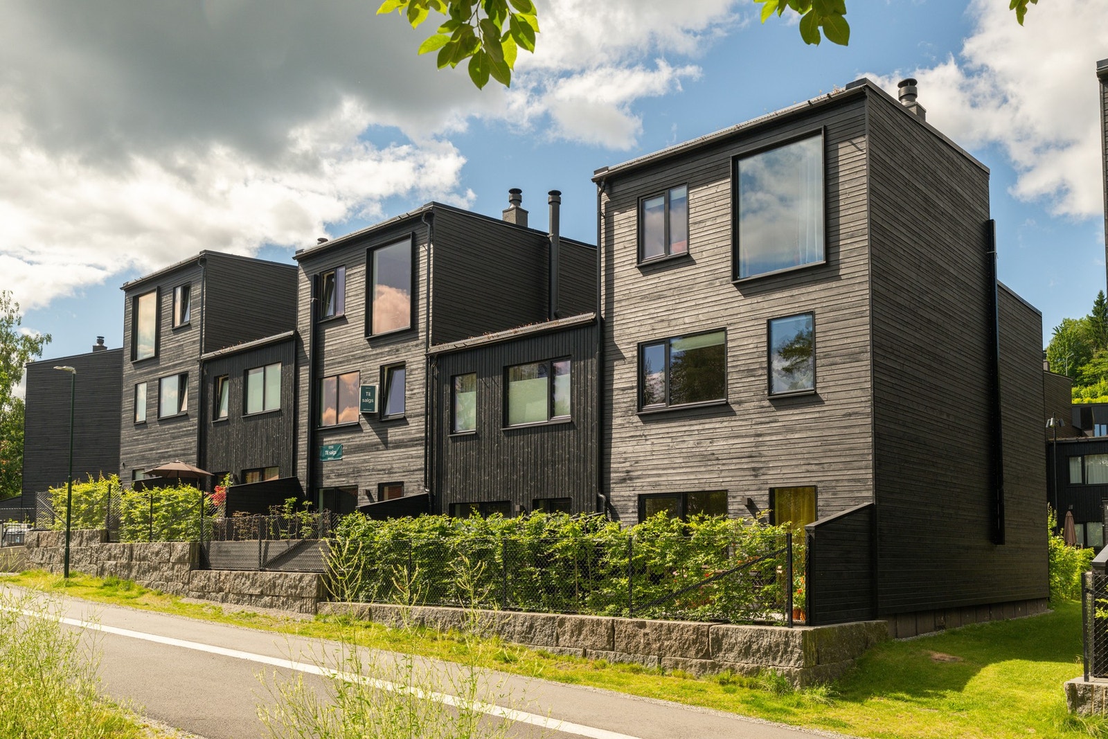 Et påkostet og lekkert enderekkehus fra 2024 med gjennomgående høy standard. Galleribilde
