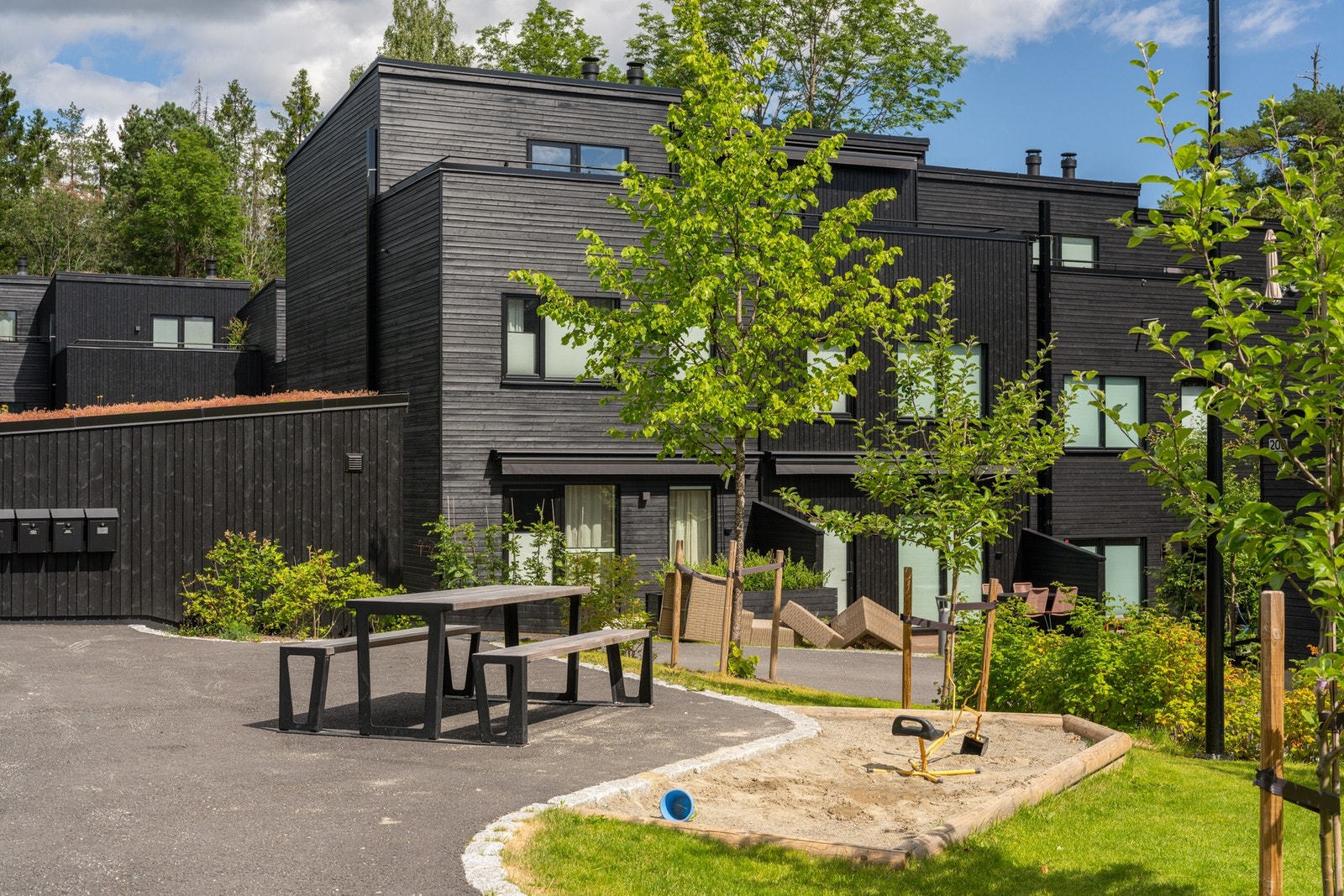 Boligen ligger i et attraktivt og barnevennlig område på Borgen, med skogen, flotte turmuligheter og skiløyper rett utenfor døren. Galleribilde