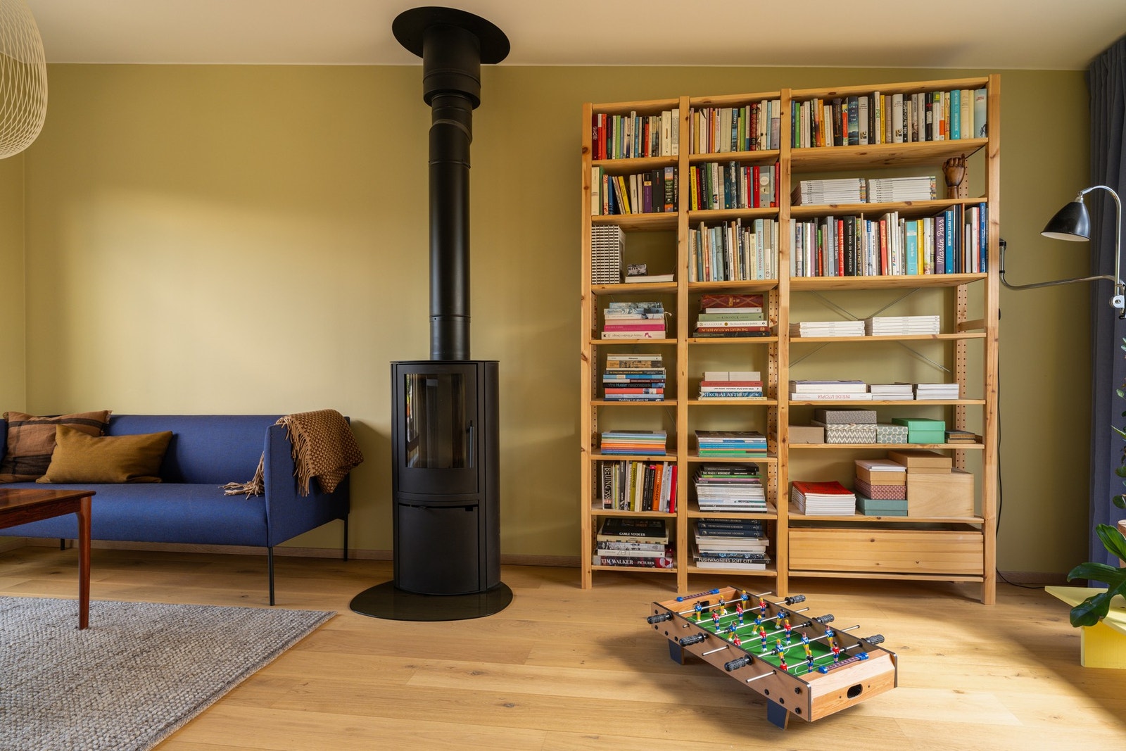 Som et fint midtpunkt i stuen er det en moderne vedovn som både gir god varme og bidrar til ekstra hygge. Galleribilde