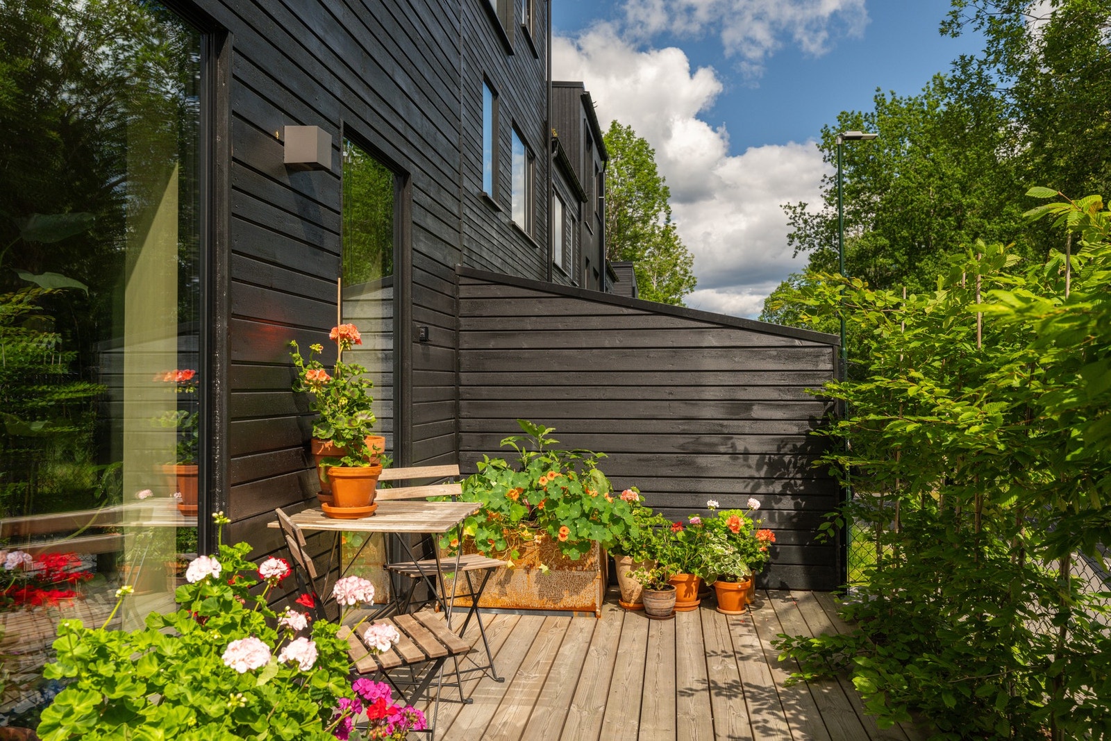 Terrassen har trykkimpregnert terrassebord på gulv og god plass til sittegruppe etter eget ønske. Det er også montert utebelysning og utvendig stikkontakt. Galleribilde