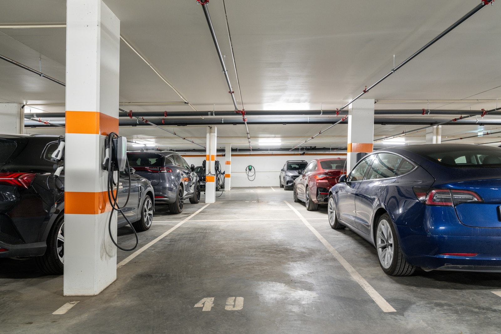 Boligen disponerer parkeringsplass nr. 49 i felles garasjeanlegg. Det er montert fast elbillader på plassen, og denne medfølger i handelen. Galleribilde