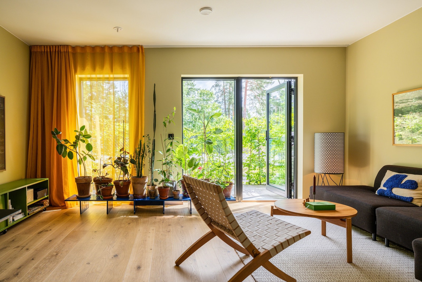 Stuen har store vinduer som slipper inn rikelig med naturlig lys. Alle vinduene i boligen har sorte karmer som gir et stilrent og moderne uttrykk. Galleribilde