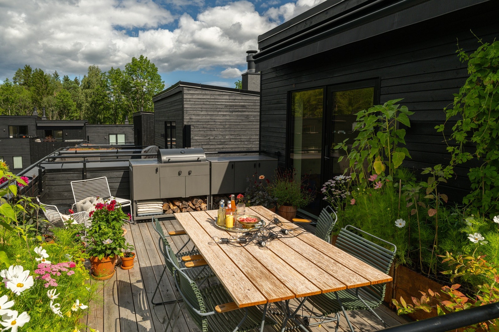 Den gode størrelsen gir plass til ulike sittegrupper og utekjøkken med grill. Galleribilde