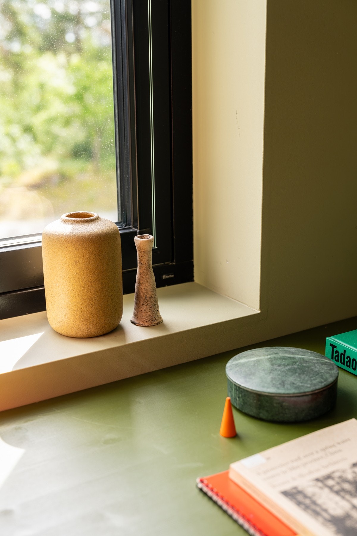 Vinduene har fine brede vinduskarmer for planter og dekor. Galleribilde