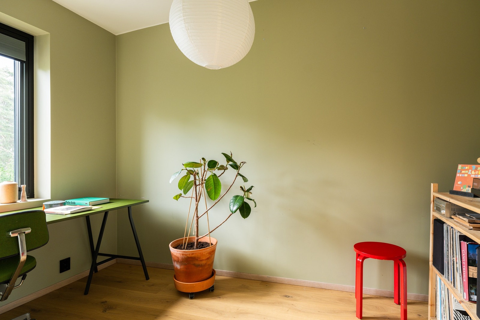 Soverom 4 ligger i boligens 3. etasje og er i dag innredet som et lyst og fint kontor. Galleribilde