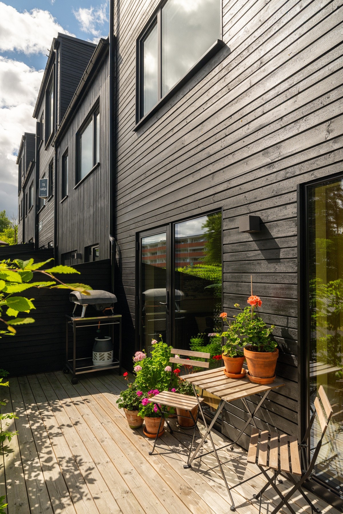 Fra stuen er det utgang til en solrik, østvendt markterrasse på ca. 10 m². Terrassen er godt skjermet med levegger i begge ender og en frodig hekk i front. Galleribilde